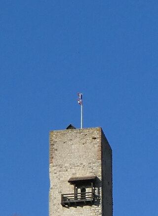 Tour avec un balcon sur un ciel bleu.